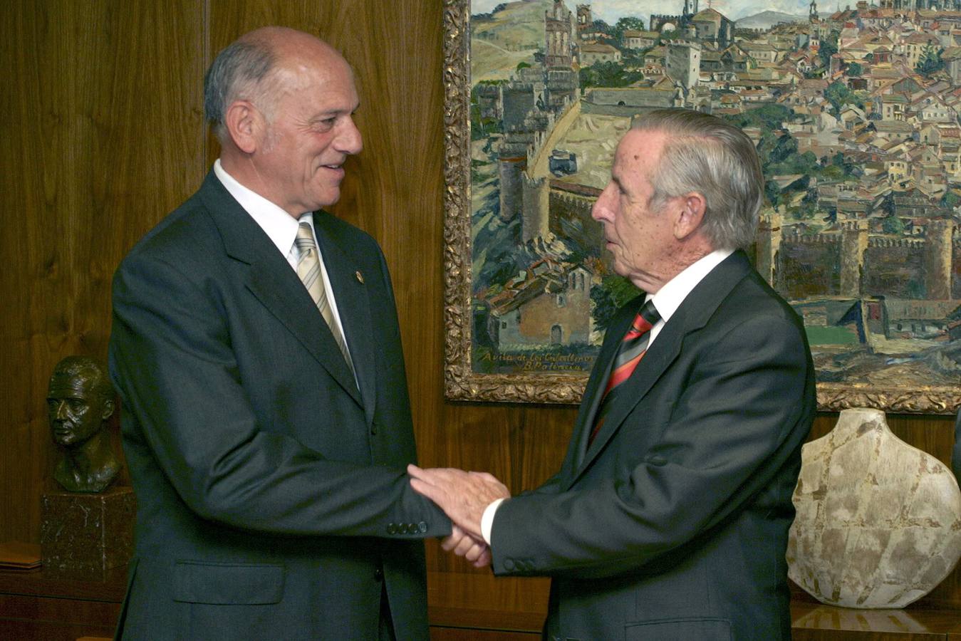 21.09.07 El nuevo presidente de Caja de Ávila, Agustín González (i), saluda a su antecesor, Feliciano Blázquez, tras ser elegido para el cargo en el Consejo de Administración extraordinario de la entidad.