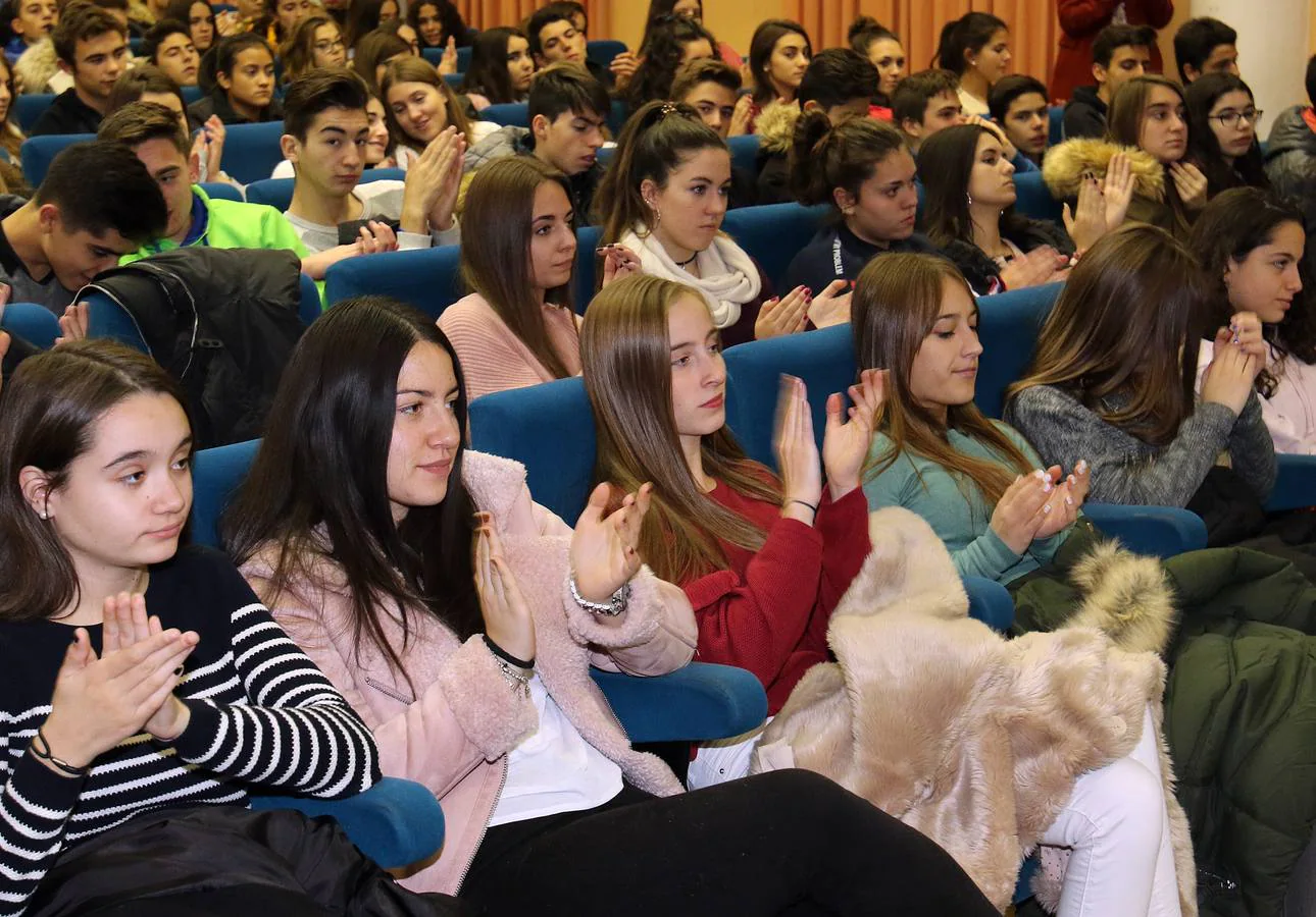 Los alumnos del colegio San Juan Bautistay del instituto Vega del Pirón asisten en la segunda sesión en el centro cultural Los Caños de Carbonero el Mayor (Segovia)