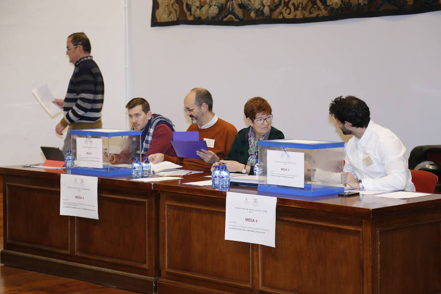 Los dos candidatos que compiten por el Rectorado de la Universidad de Salamanca, Juan Manuel Corchado y Ricardo Rivero, han ejercido esta mañana su derecho al voto en el Aula Salinas del Edificio Históric