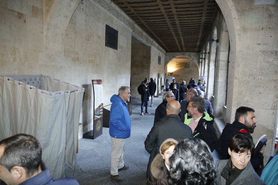 Los dos candidatos que compiten por el Rectorado de la Universidad de Salamanca, Juan Manuel Corchado y Ricardo Rivero, han ejercido esta mañana su derecho al voto en el Aula Salinas del Edificio Históric