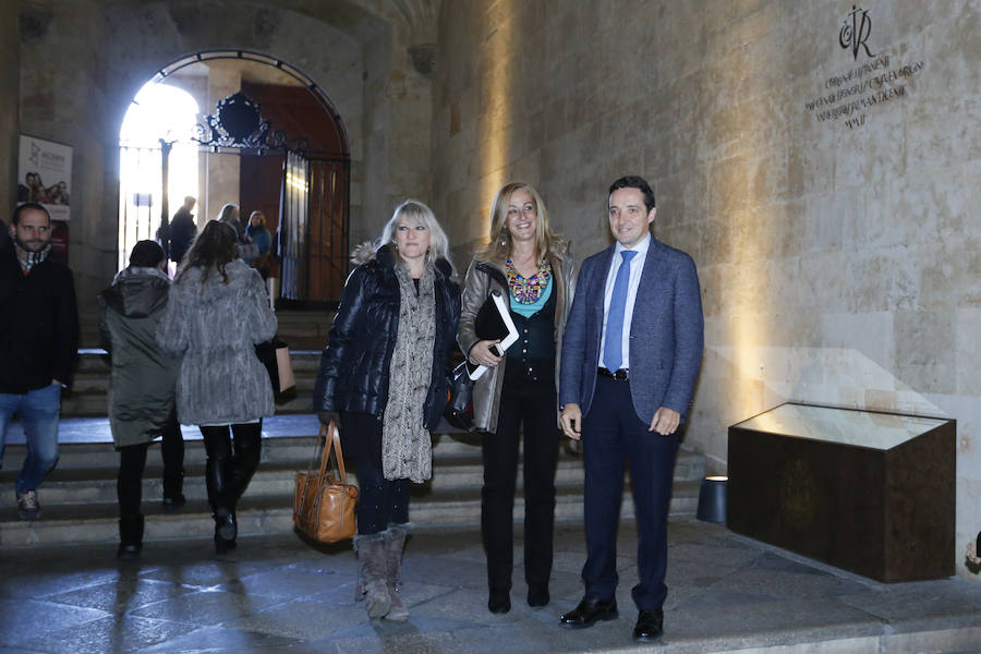 Los dos candidatos que compiten por el Rectorado de la Universidad de Salamanca, Juan Manuel Corchado y Ricardo Rivero, han ejercido esta mañana su derecho al voto en el Aula Salinas del Edificio Históric