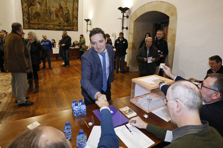 Los dos candidatos que compiten por el Rectorado de la Universidad de Salamanca, Juan Manuel Corchado y Ricardo Rivero, han ejercido esta mañana su derecho al voto en el Aula Salinas del Edificio Históric