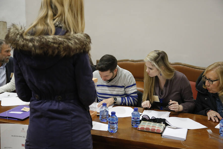 Los dos candidatos que compiten por el Rectorado de la Universidad de Salamanca, Juan Manuel Corchado y Ricardo Rivero, han ejercido esta mañana su derecho al voto en el Aula Salinas del Edificio Históric