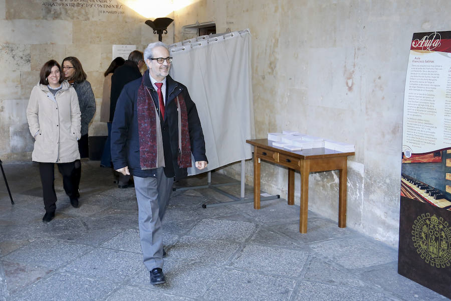 Los dos candidatos que compiten por el Rectorado de la Universidad de Salamanca, Juan Manuel Corchado y Ricardo Rivero, han ejercido esta mañana su derecho al voto en el Aula Salinas del Edificio Históric