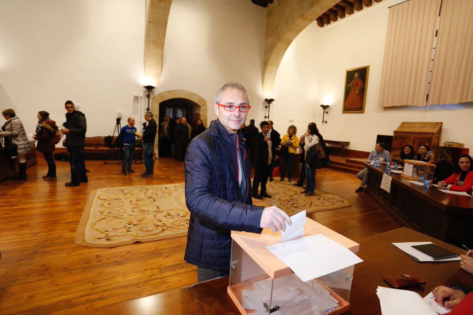 Los dos candidatos que compiten por el Rectorado de la Universidad de Salamanca, Juan Manuel Corchado y Ricardo Rivero, han ejercido esta mañana su derecho al voto en el Aula Salinas del Edificio Históric