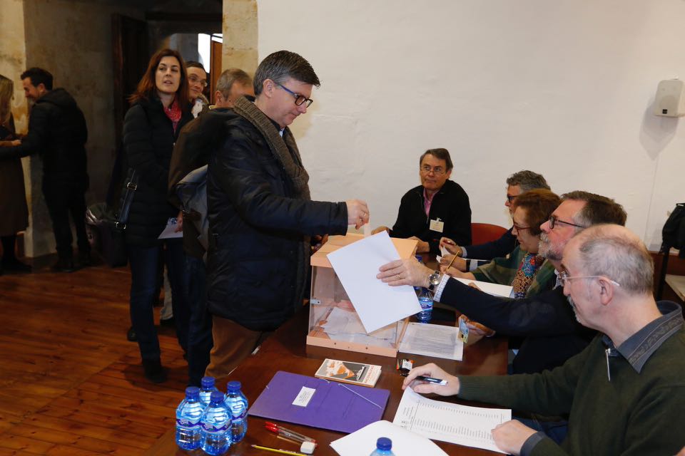 Los dos candidatos que compiten por el Rectorado de la Universidad de Salamanca, Juan Manuel Corchado y Ricardo Rivero, han ejercido esta mañana su derecho al voto en el Aula Salinas del Edificio Históric