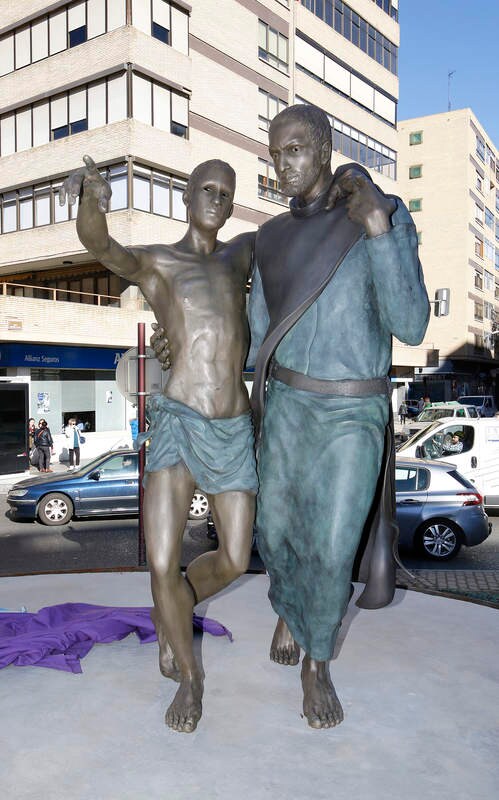 La obra, en bronce y del artista Óscar Aragón, reproduce el arco de la puerta del hospital y un grupo escultórico de dos metros y medio de altura con San Juan de Dios atendiendo a un enfermo