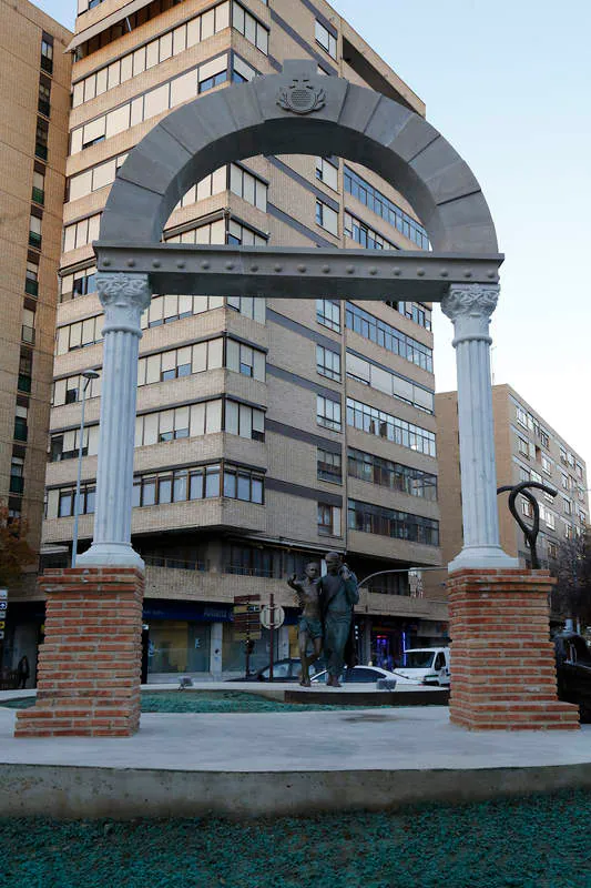 La obra, en bronce y del artista Óscar Aragón, reproduce el arco de la puerta del hospital y un grupo escultórico de dos metros y medio de altura con San Juan de Dios atendiendo a un enfermo