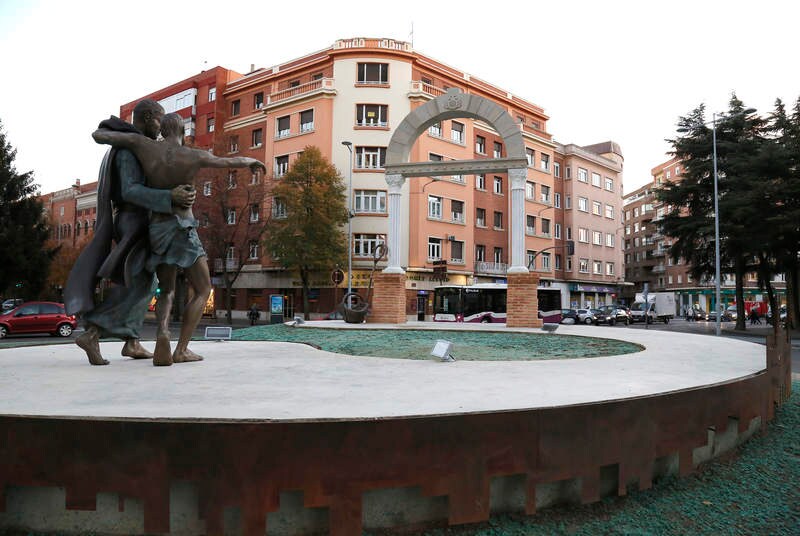 La obra, en bronce y del artista Óscar Aragón, reproduce el arco de la puerta del hospital y un grupo escultórico de dos metros y medio de altura con San Juan de Dios atendiendo a un enfermo