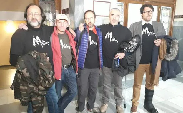 Los cinco miembros de Lobo Marley, antes del juicio en los juzgados de Zamora.