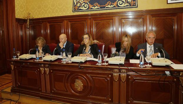 Mesa presidencial del pleno de la Diputación celebrado este jueves.