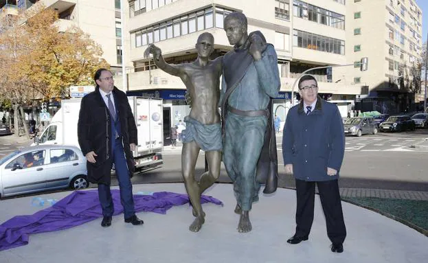 Alfonso Polanco y Jesús Etayo descubren la escultura de San Juan de Dios.