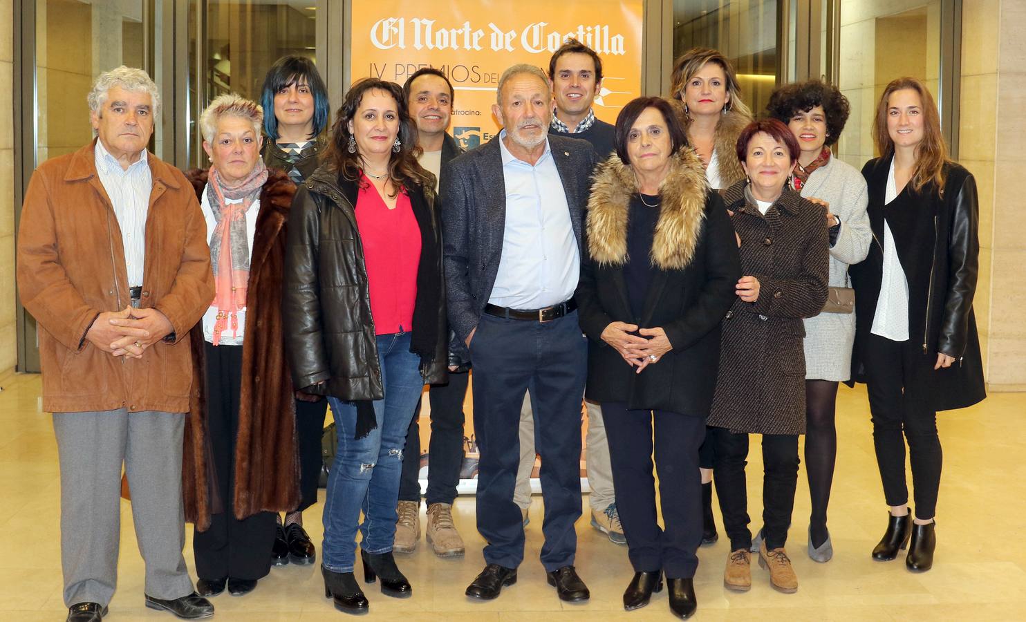 Antonio Peña (consuegro del premiado), Mercedes Pérez (consuegra), Gala Basileva, Isidro Serna, Nuria Muñoz (sobrina), Nicolás Serna, premiado; Nicolás Serna (hijo), Balbina Serna (esposa), Casilda Serna (hermana), Sara Serna (hija), Sara Peña (nuera) y Raquel Herrero (sobrina). 