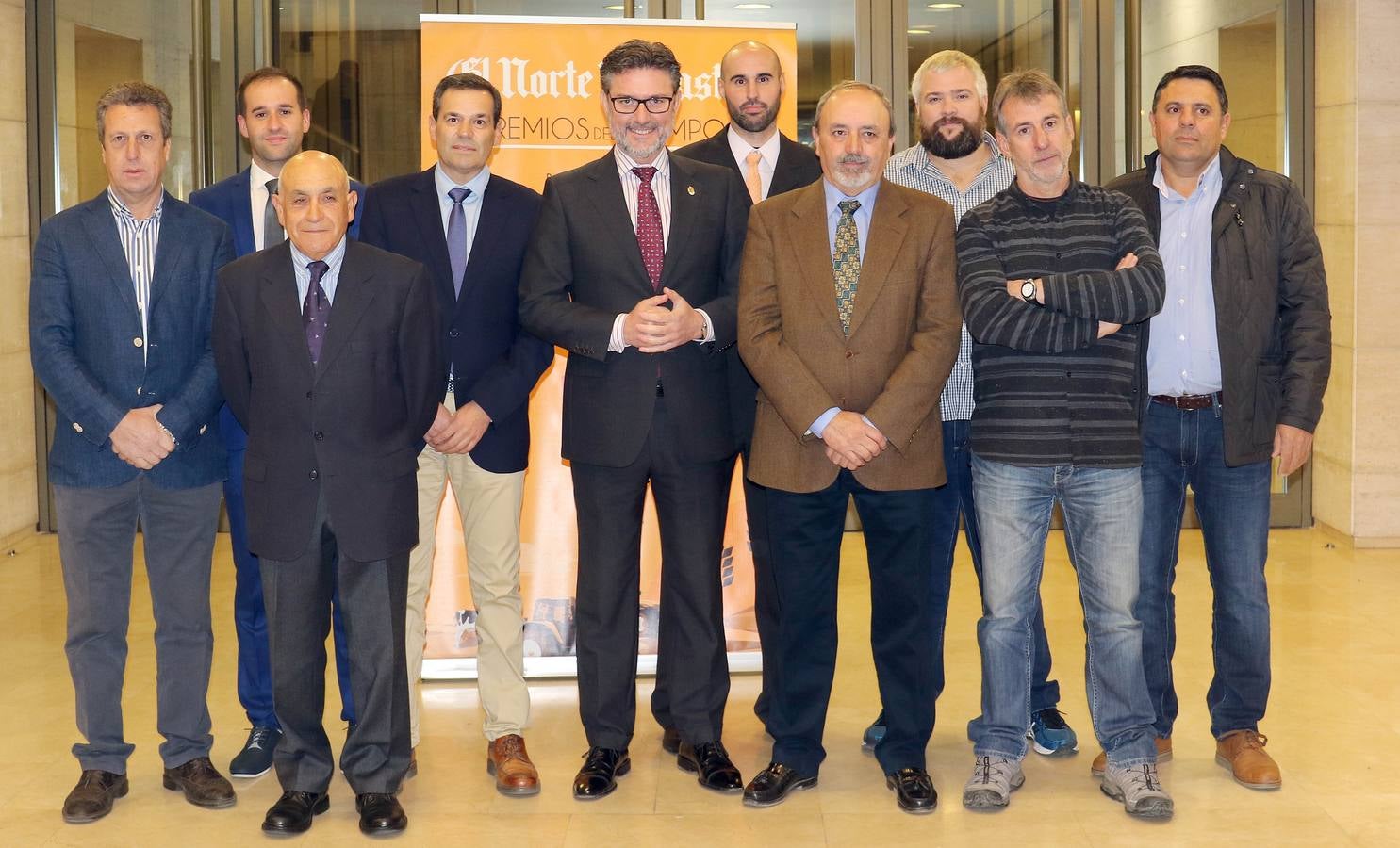 Juan Francisco Recio, presidente de Lenteja de La Armuña; Jesús Gómez, del Judión de la Granja; Balbino García, del Garbanzo Pedrosillano; Nicolás Armenteros, director técnico de las IGP Lenteja de la Armuña, Garbanzo de Fuentesaúco, Judías del Barco de Ávila y Marca de Garantía Garbanzo Pedrosillano; José Luis Vázquez, alcalde de La Granja; Guzmán Gilsanz, del Judión de la Granja; José Andrés García, de la Lenteja Tierra de Campos; David Lobo, del Judión de La Granja; José Antonio Perlines, vicepresidente del Garbanzo Fuentesaúco, y Apolinar Castellanos, de Alubias de La Bañeza.