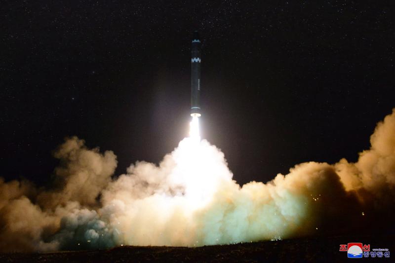 Imagen principal - Corea del Norte presume de su último misil