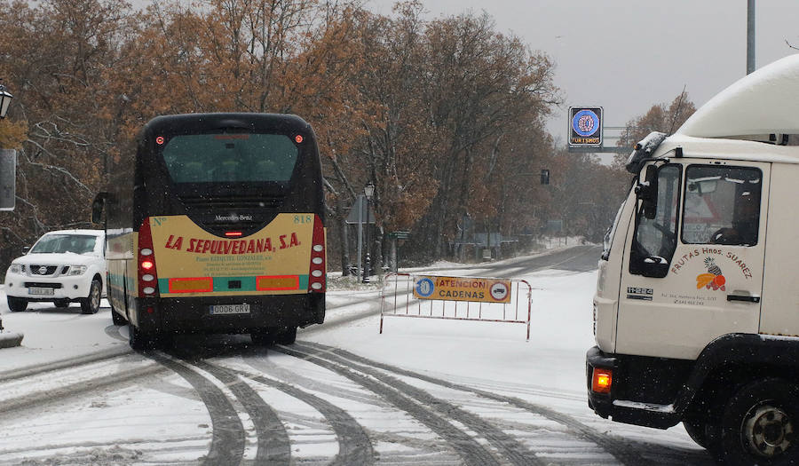 El temporal de nieve y bajas temperaturas es ya una realidad en la provincia de Segovia, donde las primeras nevadas obligan a circular con precaución.