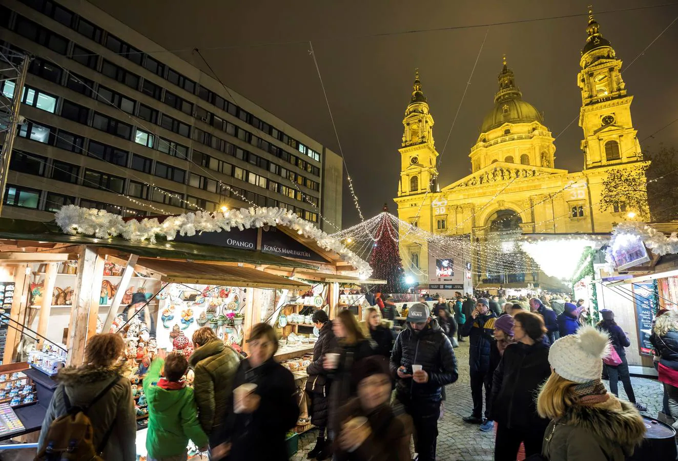 Mercado navideño en la Plaza Esteban I de Hungría, en Budapest (Hungría)