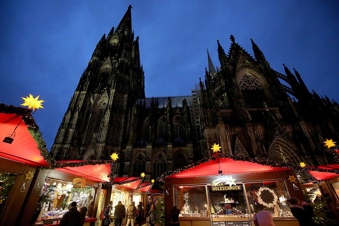 Mercado de Navidad en la plaza frente a la catedral gótica de fama mundial en Colonia (Alemania).