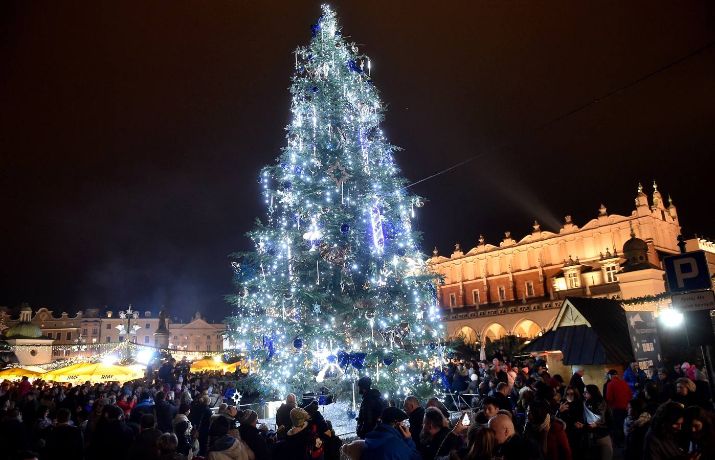 Mercado de Navidad en la Plaza del mercado principal en Cracovia (Polonia).