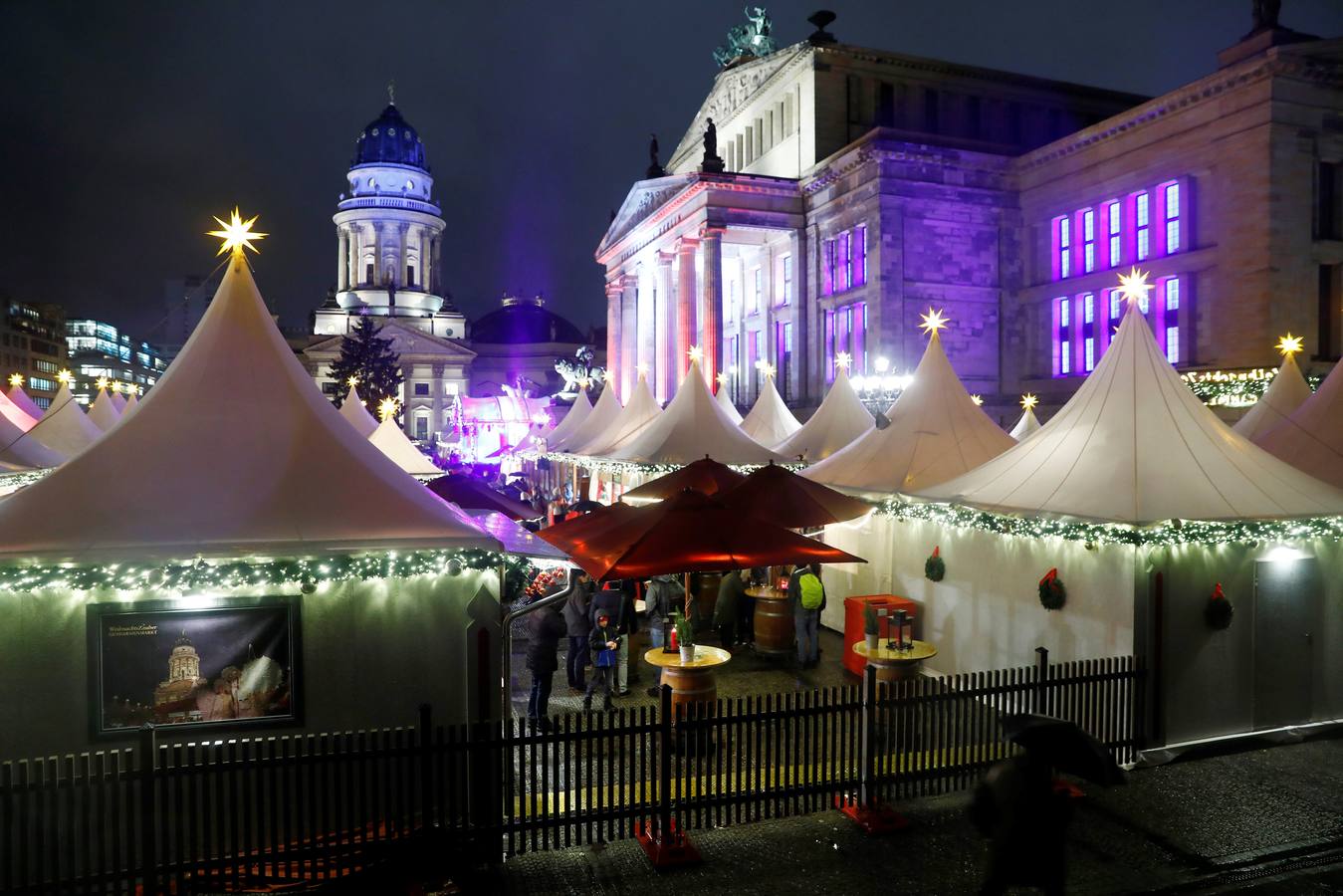 Mercado de Navidad en Gendarmenmarkt en Berlín (Alemania).