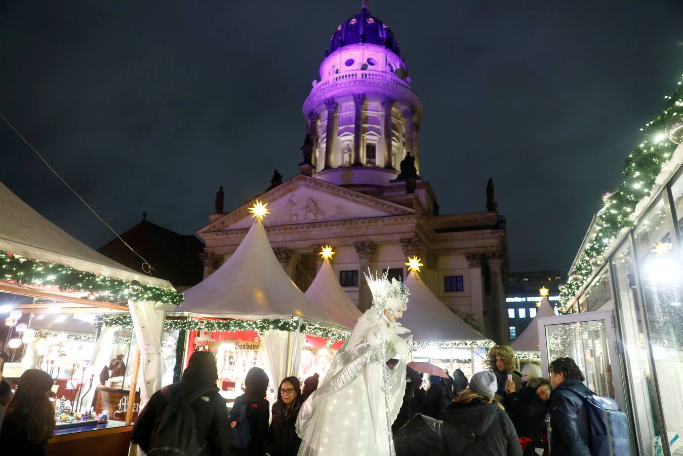 Mercado de Navidad en Gendarmenmarkt en Berlín (Alemania).