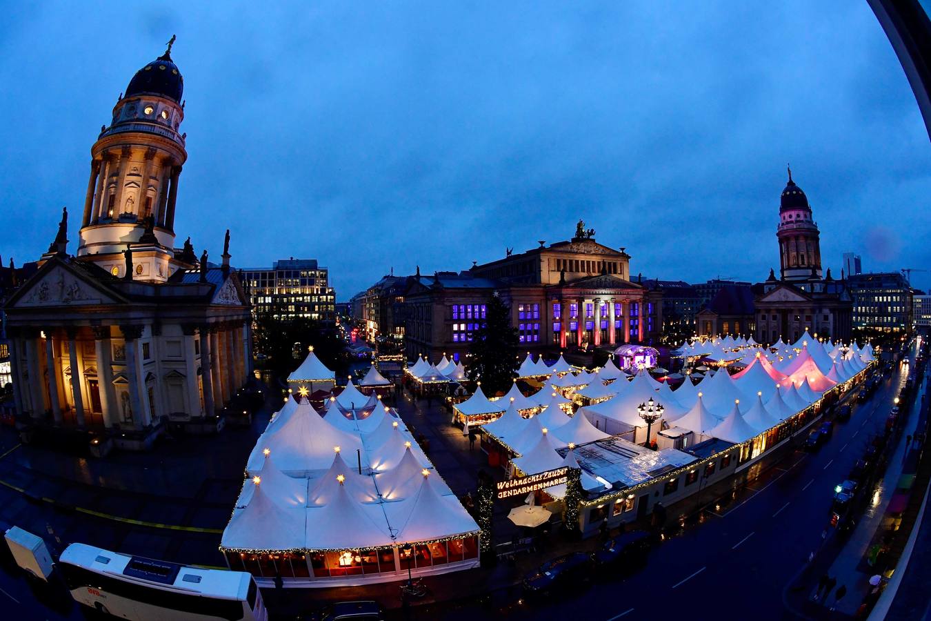 Mercado de Navidad en Gendarmenmarkt en Berlín (Alemania).