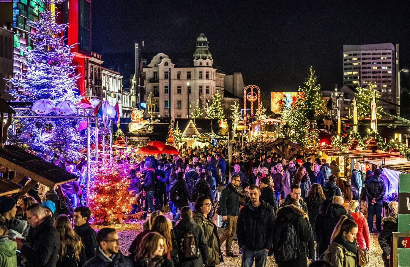 Visitantes pasean por el mercado navideño 'Santa Pauli' en la Plaza Spielbudenplatz de Hamburgo (Alemania).