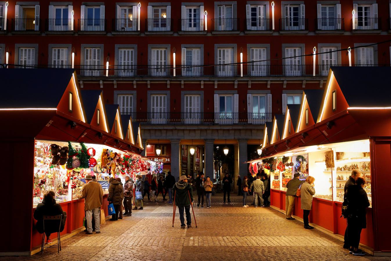 Puestos del mercado de Navidad de la Plaza Mayor de Madrid.