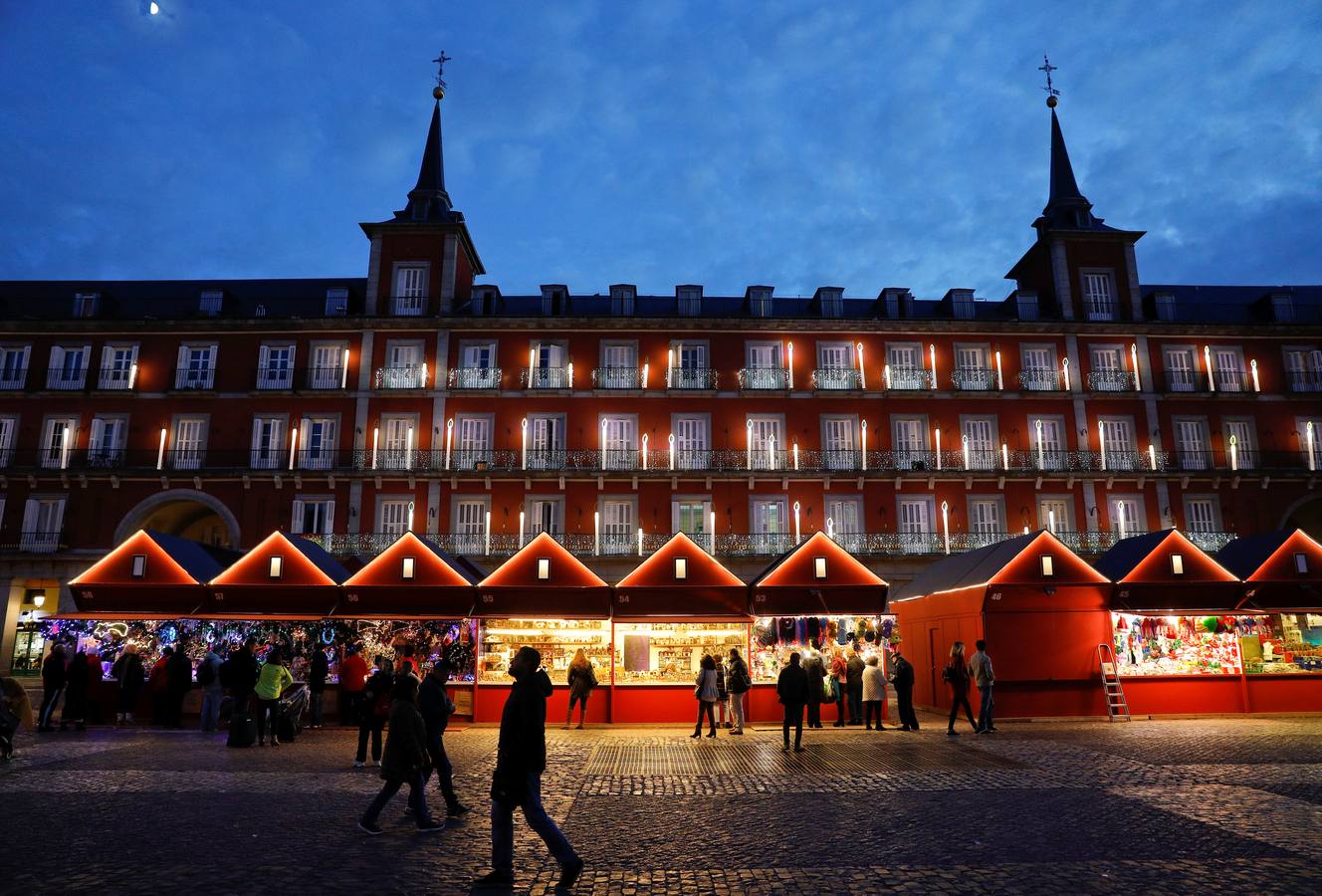 Puestos del mercado de Navidad de la Plaza Mayor de Madrid.