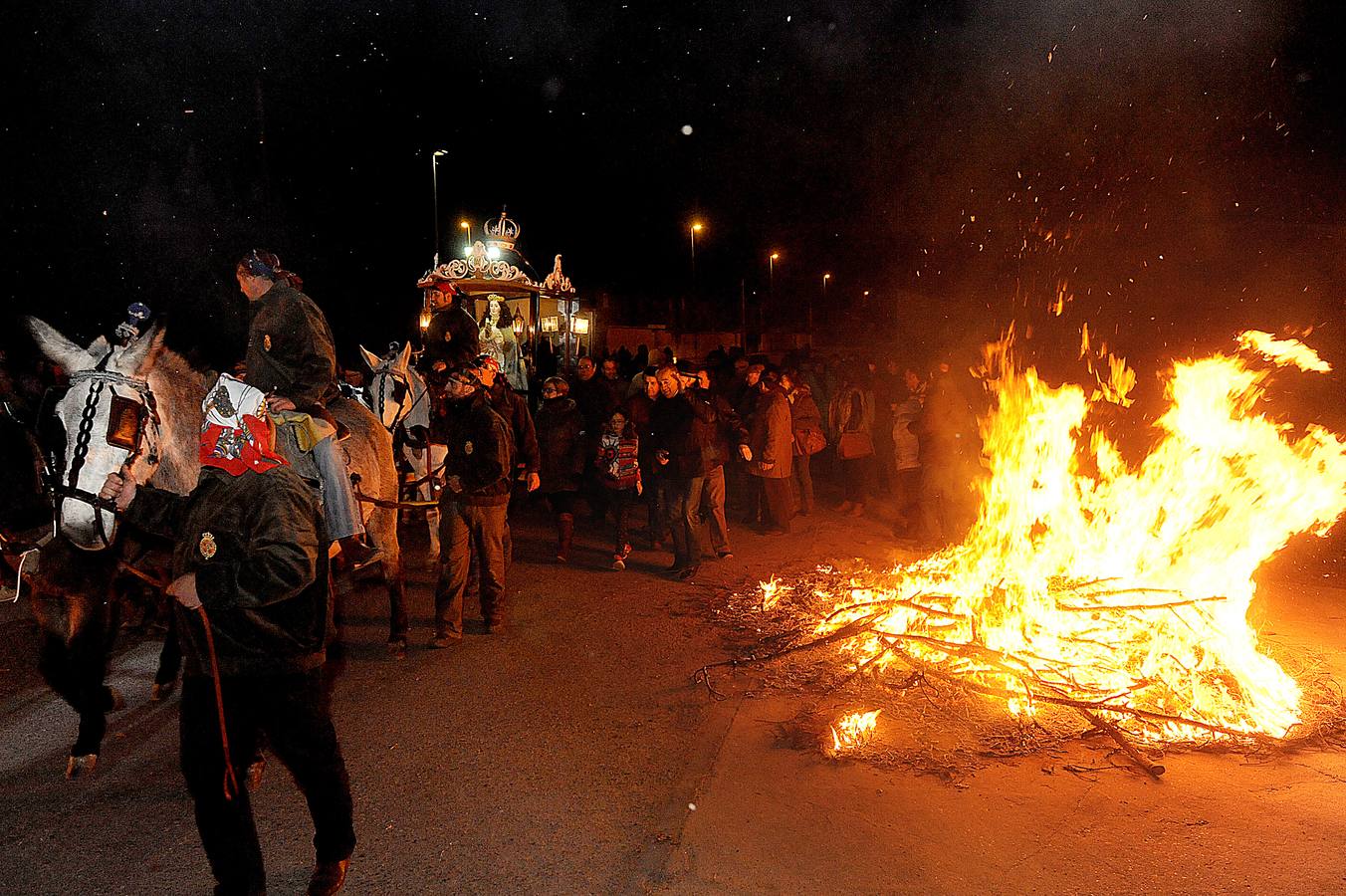 Un año más, la luz de las antorchas volvió a iluminar el camino que la Virgen más querida por los navarreses realizó para conmemorar una de las tradiciones más antiguas y peculiares de la provincia de Valladolid