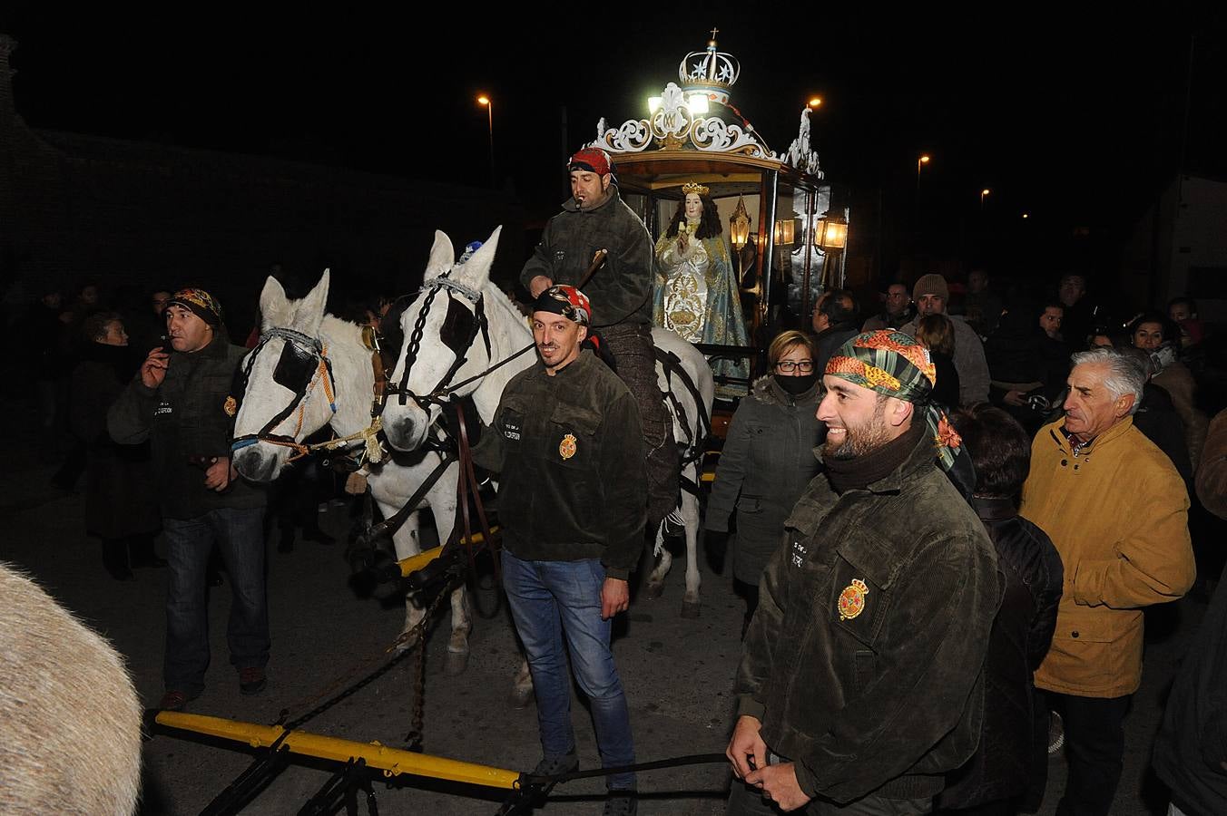 Un año más, la luz de las antorchas volvió a iluminar el camino que la Virgen más querida por los navarreses realizó para conmemorar una de las tradiciones más antiguas y peculiares de la provincia de Valladolid