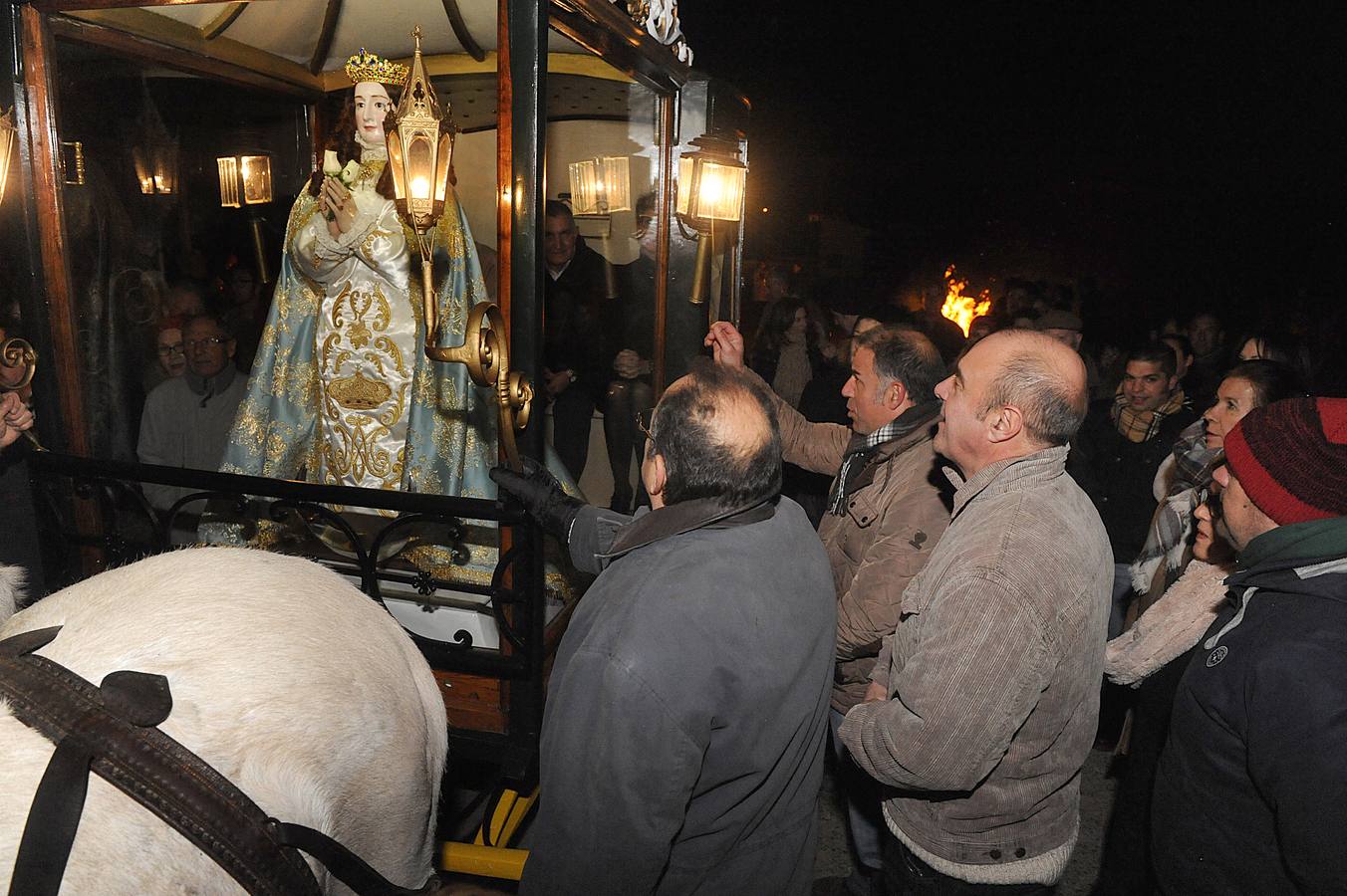 Un año más, la luz de las antorchas volvió a iluminar el camino que la Virgen más querida por los navarreses realizó para conmemorar una de las tradiciones más antiguas y peculiares de la provincia de Valladolid