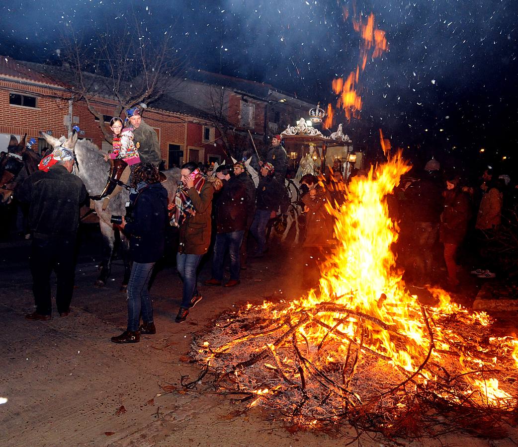 Un año más, la luz de las antorchas volvió a iluminar el camino que la Virgen más querida por los navarreses realizó para conmemorar una de las tradiciones más antiguas y peculiares de la provincia de Valladolid