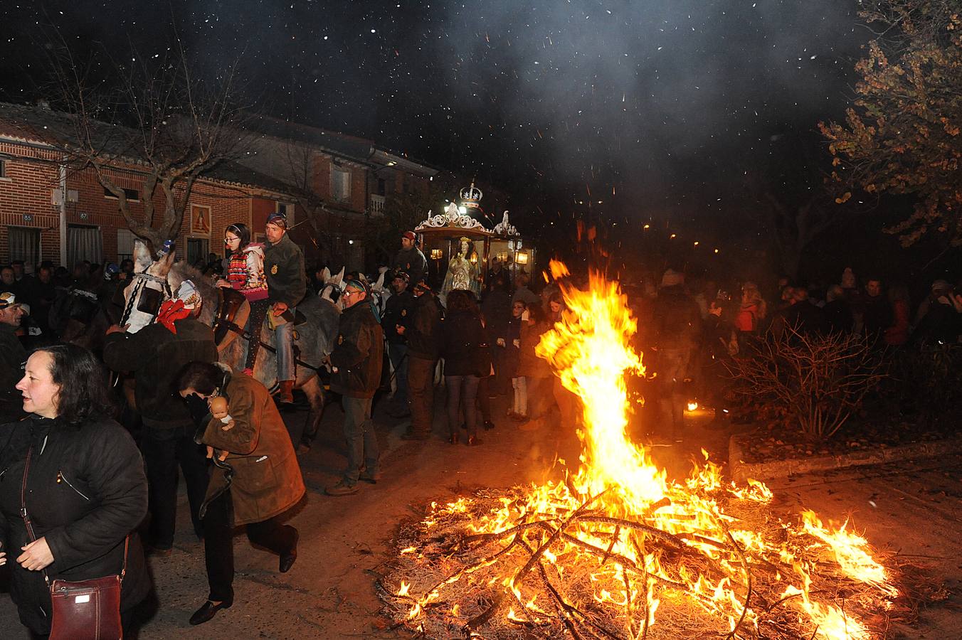 Un año más, la luz de las antorchas volvió a iluminar el camino que la Virgen más querida por los navarreses realizó para conmemorar una de las tradiciones más antiguas y peculiares de la provincia de Valladolid