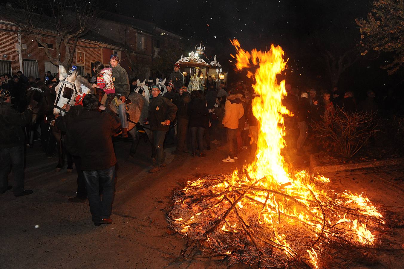 Un año más, la luz de las antorchas volvió a iluminar el camino que la Virgen más querida por los navarreses realizó para conmemorar una de las tradiciones más antiguas y peculiares de la provincia de Valladolid