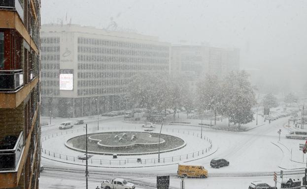 La intensidad de nevada ha generado las primeras dificultades en la capital