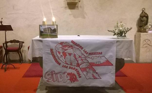 Altar de la iglesia del Arrabal con un mensaje en favor de los pacientes de Sida.