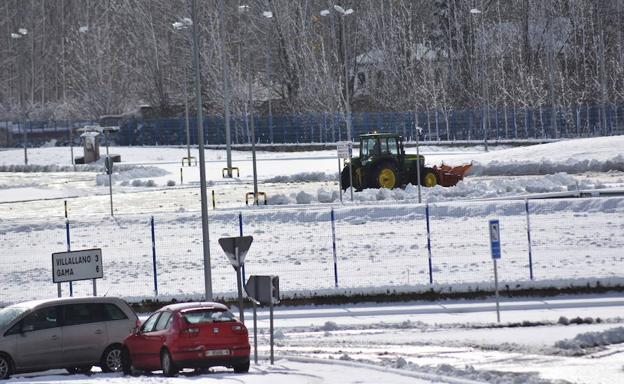 Una pala retira nieve, este mediodía en el polígono de Aguilar.