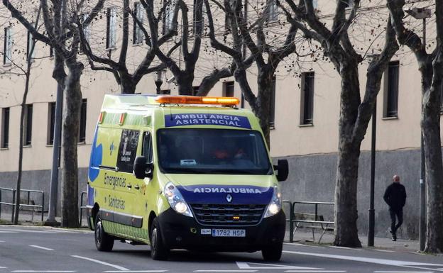 Una ambulancia a su paso por la Avenida de la Constitución. 