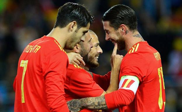 Los jugadores de la selección celebran un gol. 