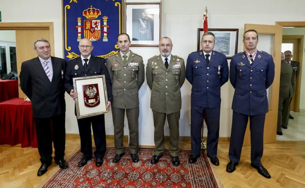 Autoridades militares y policiales posan tras la entrega de medallas y reconocimientos.