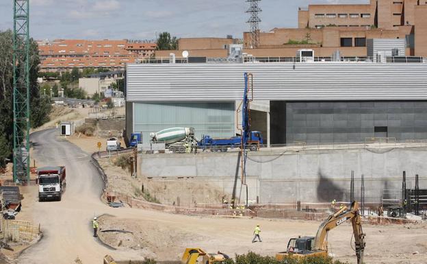 Terreno por el que dicurrirá el nuevo vial del Complejo Hospitalario.