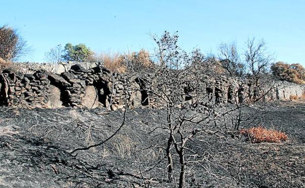 Cercados de construcción tradicional sobre un yacimiento arqueológico de minería romana, afectados por el incendio de julio en Pino del oro (Zamora). 