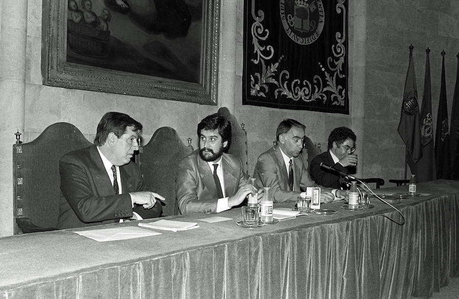 Manuel Marín, segundo por la izquierda, cuando ocupaba el cargo de vicepresidente de la CEE y comisario de Asuntos Sociales, acompañado del rector de la Universidad de Valladolid, el consejero de Economía y Hacienda y el profesor Duque en junio de 1987.