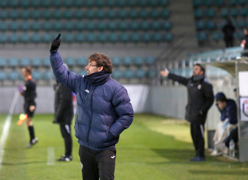 La falta de puntería castigó al equipo palentino, que creó múltiples ocasiones ante el Ávila