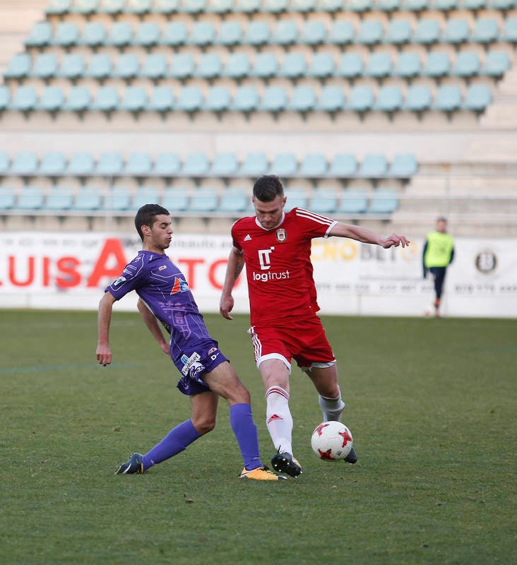 La falta de puntería castigó al equipo palentino, que creó múltiples ocasiones ante el Ávila