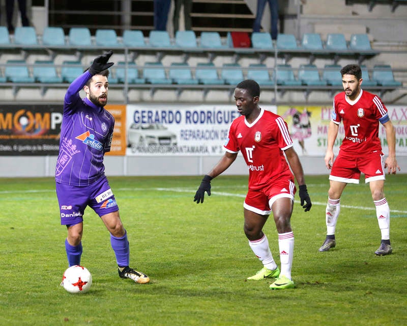 La falta de puntería castigó al equipo palentino, que creó múltiples ocasiones ante el Ávila