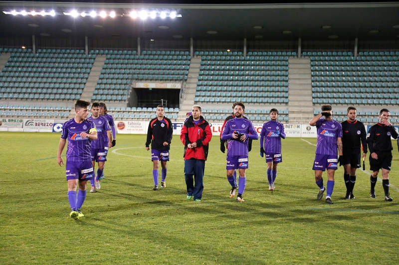 La falta de puntería castigó al equipo palentino, que creó múltiples ocasiones ante el Ávila