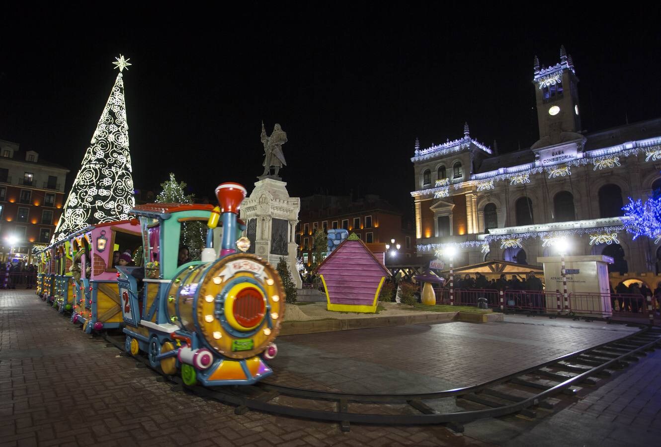 Las bajas temperaturas no desanimaron a los vallisoletanos a salir a la calle para disfrutar de la nueva iluminación