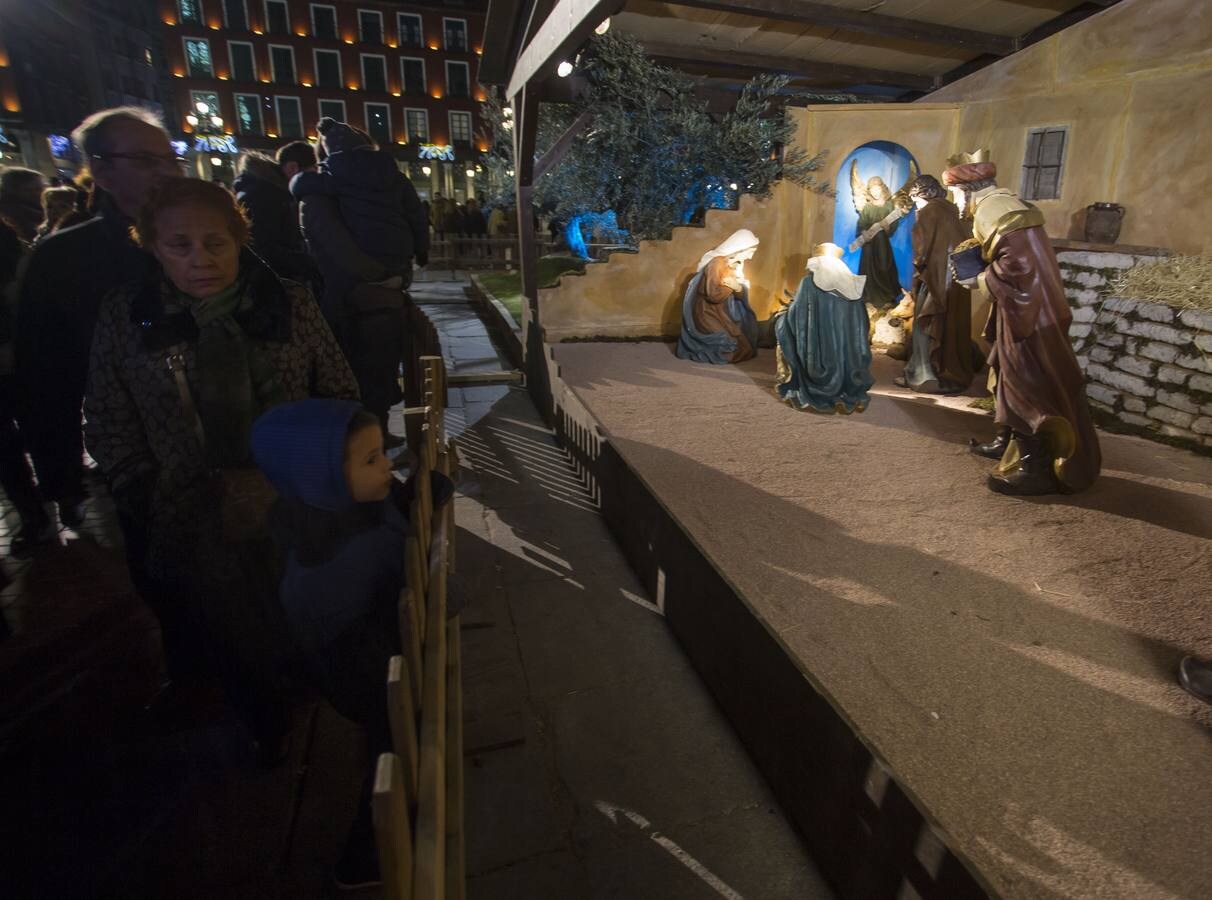 Las bajas temperaturas no desanimaron a los vallisoletanos a salir a la calle para disfrutar de la nueva iluminación